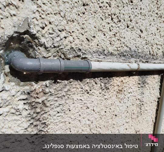 צינור מותקן על קיר חיצוני, עבודה בגובה